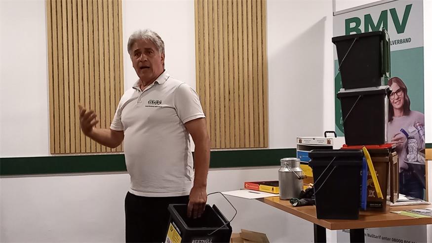 Alfred Handschuh, Abfallberater beim Burgenländischen Müllverband (BMV), wurde vom Neudörfler Umweltausschuss zu einem Vortrag über Mülltrennung in das Rathausstüberl im Martinihof eingeladen.