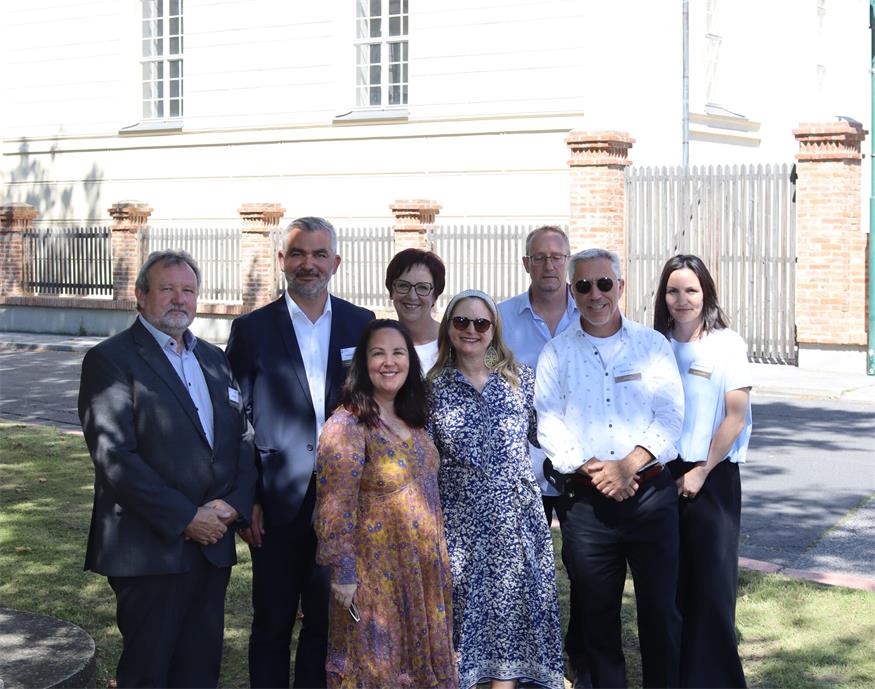 Alfred Lang (Burgenländische Forschungsgesellschaft), Landesrat Heinrich Dorner, Yael Woolf, Klaudia Fritz, (Kultur-Betriebe Burgenland), Chana Walles, Dieter Szorger (Amt der Bgld. Landesregierung), David Walles und Jasmin Karnutsch (Kultur-Betriebe Burgenland) vor der ehemaligen Synagoge. 