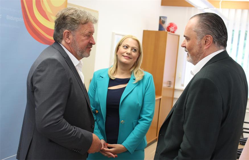 Alfred Lehner (li.) m Gespräch mit Bildungslandesrätin Daniela Winkler und Landeshauptmann Hans Peter Doskozil kurz nach seiner Präsentation als Bildungsdirektor. 