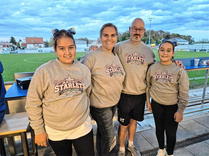 Alina (Cheerleader und Coach) Barbara (Obfrau und Coach), Roland (Papa, Tormanntrainer beim FC Andau) und Pia (Cheerleader) Tongisch.