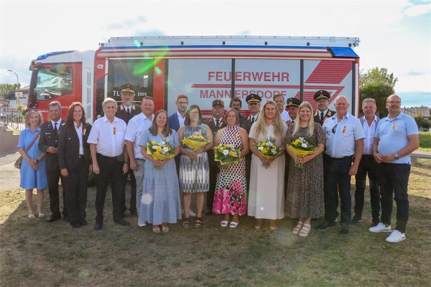 Alle Ehrengäste, die Fahrzeugpatinnen und der Kommandant der Freiwilligen Feuerwehr Mannersdorf an der Rabnitz Michael Markovits vor dem neuen TLFB-A2000.