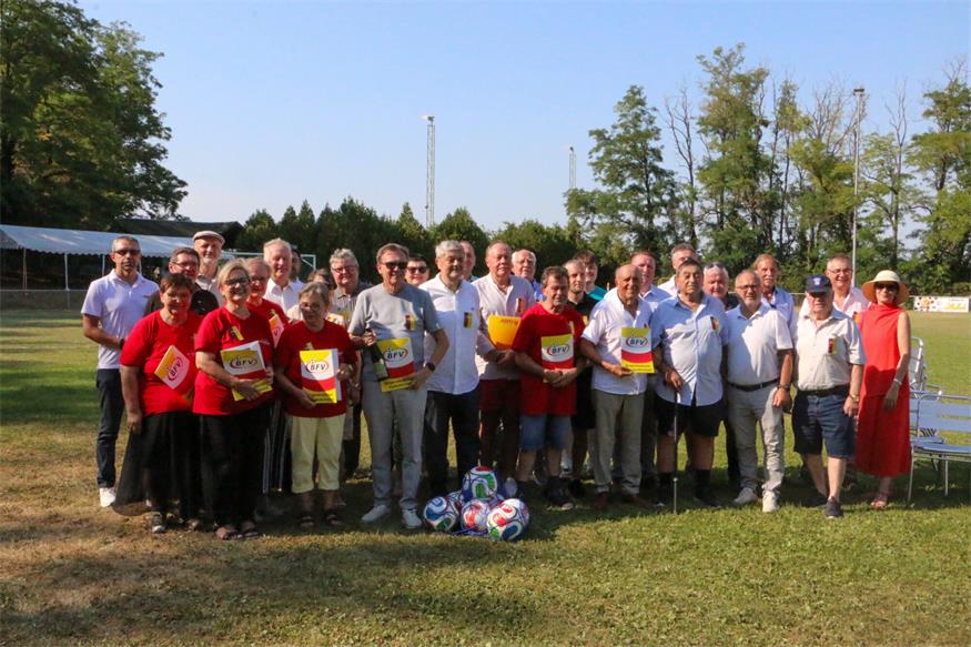 Alle Ehrengäste, engagierte Funktionäre, helfenden Hände und Mitglieder rund um Obmann und Präsident Norbert Darabos beim Jubiläumsfest des SC Kroatisch Minihof.