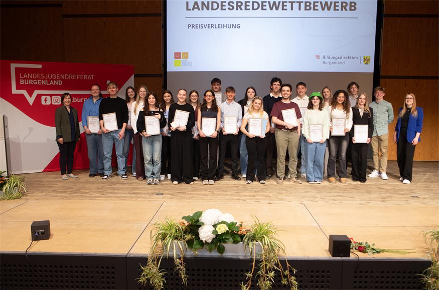 Alle Schülerinnen und Schüler vom Burgenländischen Landesredewettbewerb der Höheren Schulen im Kulturzentrum Oberschützen. 