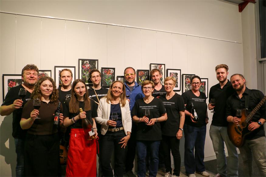 Alle helfenden Hände des Weinguts Gesellmann rund um Albert Gesellmann, mit dem Moderator Flo Rohrbeck und der Moderatorin Veronika Meszarits sowie Norbert Heinrich, Stefan Igler, Thomas Frisch und Philipp Brenner von den „Blue Franks“ beim Jazz & Wein in der KUGA.