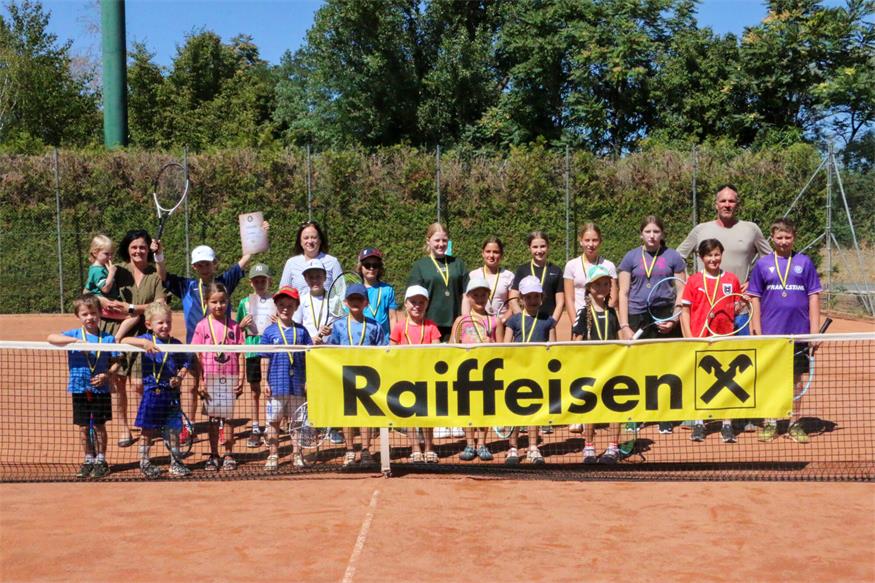 Alle jungen Teilnehmerinnen und Teilnehmer am diesjährigen Tenniscamp in Unterpetersdorf rund um Carina Josk, Ortsvorsteherin Andrea Reiter und Trainer Zoltan Hamouri.