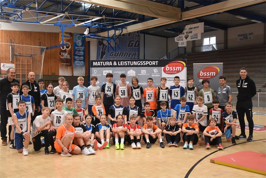 Alle zusammen. Die Gruppe an interessierten Kindern und Jugendlichen mit den bssm-Betreuern Bernd Kager (r.), Marc Kerschbaumer (2.v.r.) und Johann Szabo (2.v.l.) sowie Uli Werthner (l.). Der ehemalige Leichtathlet war wieder für die technische Auswertung der Daten im Einsatz. 