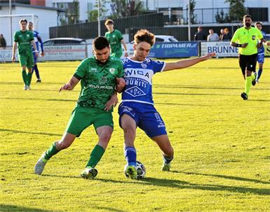 Alleiniger Tabellenführer! Max Mayer (r.) und Eberau führen die Liga nach dem 1:0 in Olbendorf an.