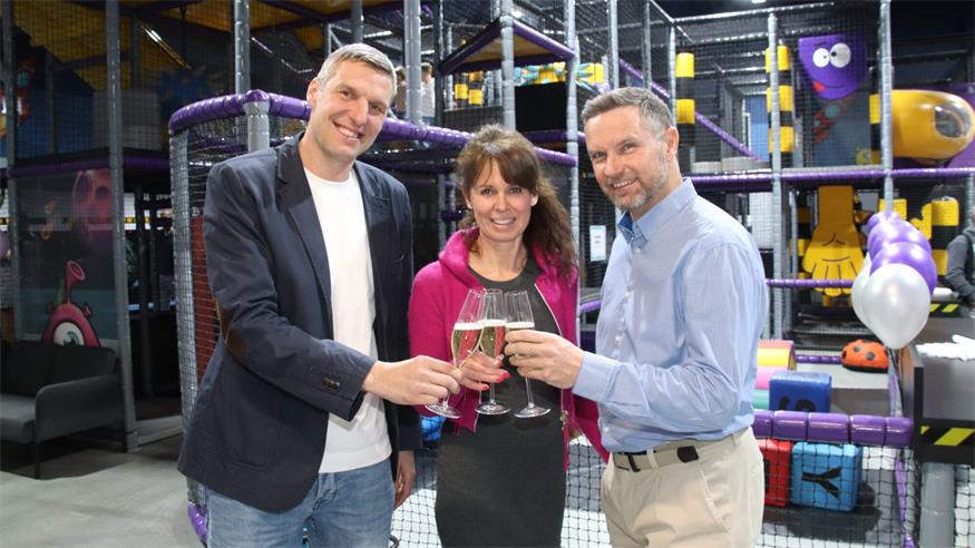 Alois Höller (l.) und Peter Nemeskeri (r.) stießen mit Astrid Heinz auf die offizielle Eröffnung an.