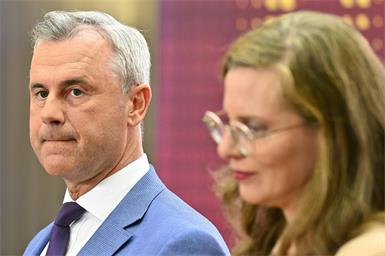 Als Indiz dafür, dass es keine Koalition der SPÖ mit den Blauen gibt, wollte Norbert Hofer (li., im Bild am Wahlabend mit Grünen-Spitzenkandidatin Anja Haider-Wallner) die Vertagung des Vorstands im APA-Gespräch nicht verstanden wissen.