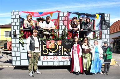 Als Reminiszenz an Oberpullendorfs 800-jährige Geschichte tauchte die Stadtgemeinde rund um Bürgermeister Johann Heisz und seinen Vizes Nikolaus Dominkovits und Christina Köppel in puncto Kostüme und Wagen in die Vergangenheit ein.