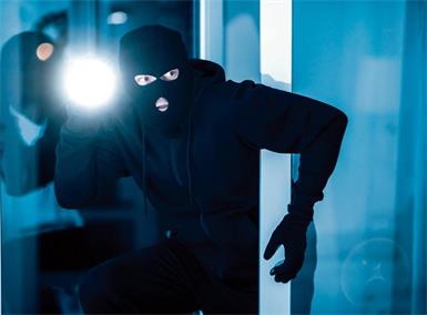 Als die Männer das Gebäude wieder verließen, griffen die Einsatzkräfte zu.