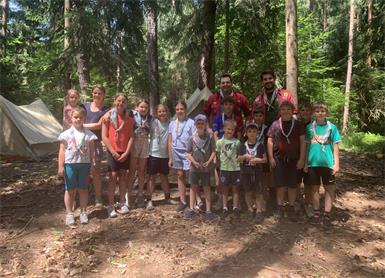Als langjährige Mitglieder des „Unterstützungsvereins zum Erhalt der Waldschule Helenenschacht“ konnten Johanna, Viktor und Alexander auch dieses Jahr Kinder wie Clara, Elena, Elisabeth, Leandra, Lena, Livia, Barni, Johannes, Jonas, Leon, Matteo, Noah, Samuel und Viktor begeistern.