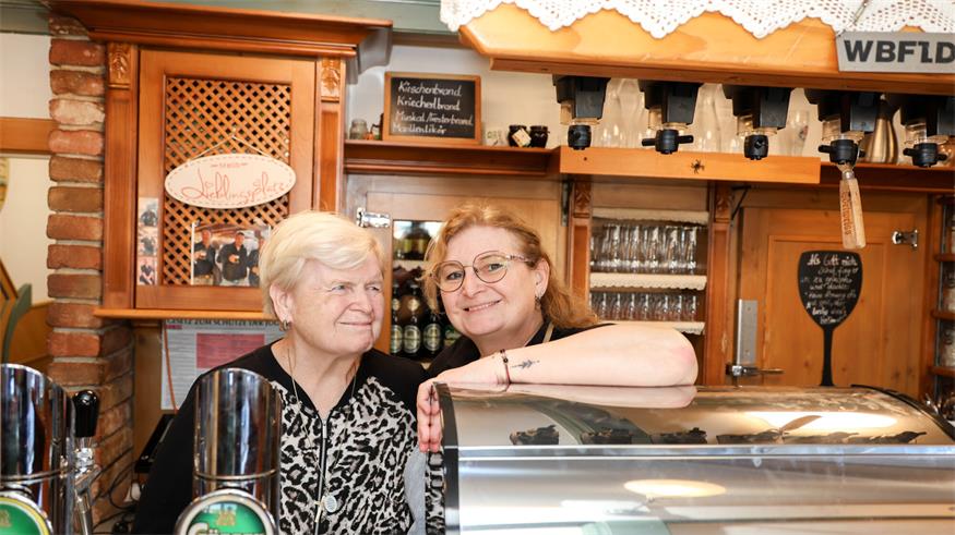Alt-Wirtin Grete Rath und ihre Tochter, Wirtin Monika Gmasz, genießen nach wie vor den Platz hinter der Theke. Monika führt das Lokal, das heuer sein 100-jähriges Bestehen feiert, seit mittlerweile 25 Jahren.