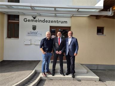Altbürgermeister Christian Pinzker, Neo-Ortschef Hannes Lackner und Bezirkshauptmann Peter Bubik (v.l.).