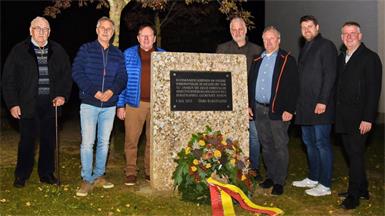 Altvizebürgermeister Matthias Eidler, Gemeindevorstand Josef Habeler, Bürgermeister Matthias Weghofer, Gemeindevorstand Wolfgang Sieger, Gemeinderat Hannes Weghofer, Landesgeschäftsführer Stefan Rath und Vizebürgermeister Christoph Ramhofer bei der Kranzniederlegung.