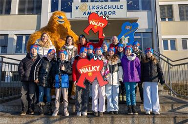 Am 23. Jänner 2026 startet die 15. Auflage der 24 Stunden Burgenland Extrem Tour rund um den Neusiedler See. Bildungs- und Jugendlandesrätin Daniela Winkler freut sich gemeinsam mit den Veranstaltern besonders über die rege Teilnahme an den Jugendformaten School of Walk und Walky .
