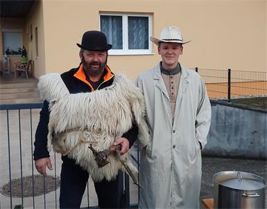 Am 5. Jänner tauchten Franz Müller und Lukas Friesenbiller verkleidet als Bud Spencer und Terence Hill auf. 