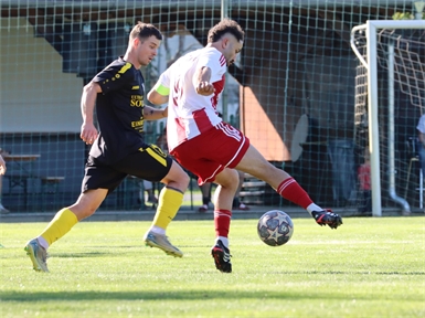 Am Ball: Ibrahim Sahin (Rudersdorf). 
