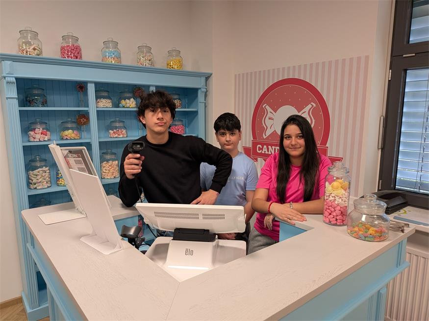 Am Bild: Angetan vom Candy Shop: Demirhan Demirel, Emirhan Yilmaz und Larissa Zenarju (v. l.)