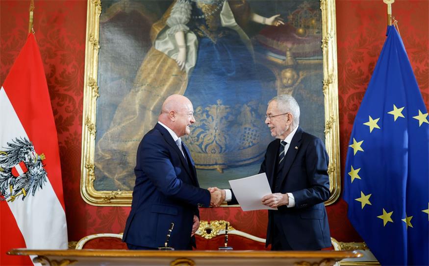 Am Bild der Angelobung zählt es gleich doppelt: Bundeskanzler Christian Stocker (l.) hat eine familiäre Verbindung ins Burgenland, Bundespräsident Alexander Van der Bellen einen Zweitwohnsitz.
