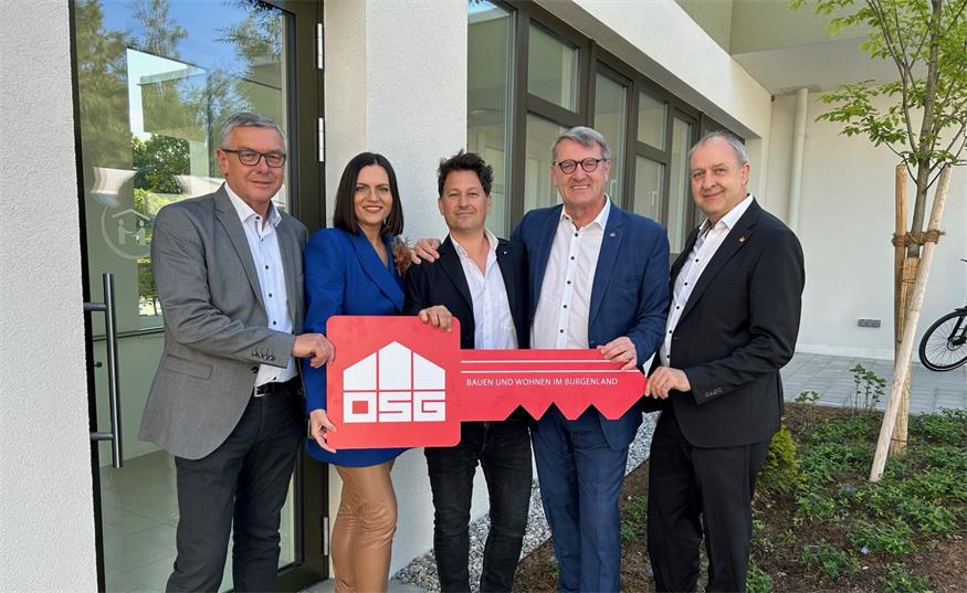 Am Bild v.l.: Bürgermeister Helmut Hareter, LT-Präsidentin Astrid Eisenkopf, Pflegepartner Matthias Haider, OSG-Geschäftsführer Alfred Kollar und Landtagsabgeordneter Gerhard Bachmann 