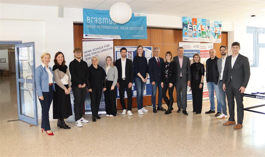 Am Business Day. Direktorin Sonja Hasler, Organisatorin Dagmar Kraly-Stinakovits und das Lehrerteam freuten sich über den Besuch von vielen regionalen Unternehmen sowie ehemaligen Schülern, die von ihren Karrierewegen berichteten. 