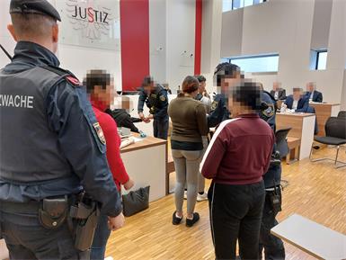 Am Donnerstagmorgen waren die fünf Angeklagten wieder in den Schwurgerichtssaal gebracht worden.