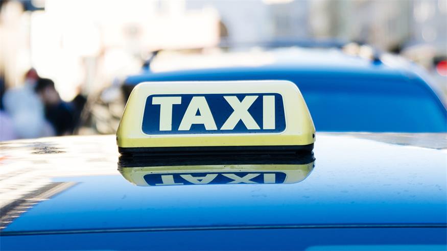 Am Ende der Taxifahrt gab es Streit wegen der Kosten.