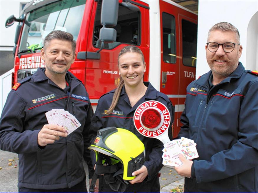 Am Freitag, dem 30. Oktober (16 Uhr), geht im Sigleßer Feuerwehrhaus der Auftakt für das „Erste große Schnopsn Turnier der BVZ“ über die Bühne. Weitere Turniere in den sechs anderen burgenländischen Bezirken folgen, den krönenden Abschluss bildet das Landesfinale. Kommandant Wilfried Richter, Anna Glavanits und Bezirkskommandant Adi Binder jun. (v. l.) laden zur Premiere nach Sigleß ein. Infos und Anmeldung unterwww.bvz.at/schnopsn