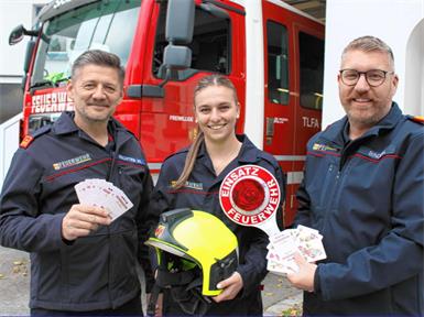 Am Freitag, dem 30. Oktober (16 Uhr), geht im Sigleßer Feuerwehrhaus der Auftakt für das „Erste große Schnopsn Turnier der BVZ“ über die Bühne. Weitere Turniere in den sechs anderen burgenländischen Bezirken folgen, den krönenden Abschluss bildet das Landesfinale. Kommandant Wilfried Richter, Anna Glavanits und Bezirkskommandant Adi Binder jun. (v. l.) laden zur Premiere nach Sigleß ein. Infos und Anmeldung unterwww.bvz.at/schnopsn