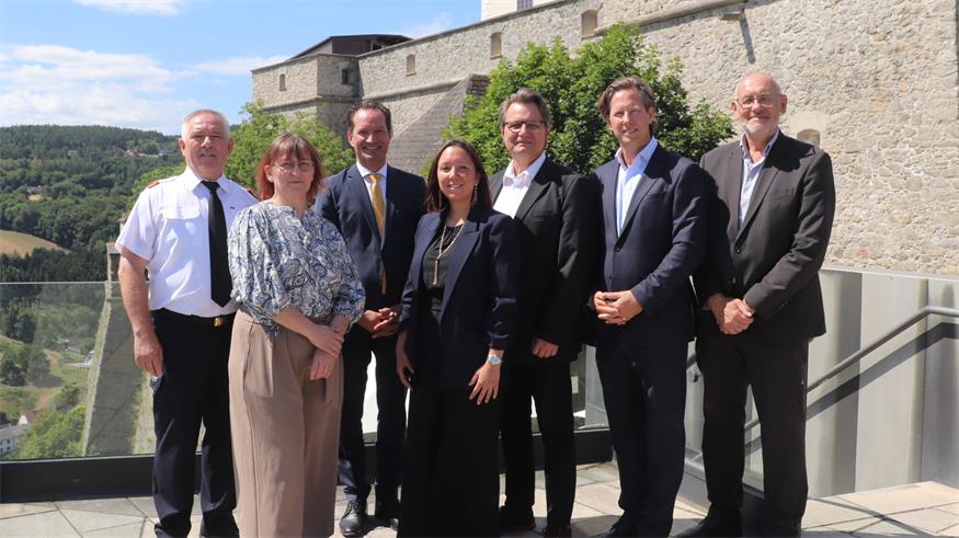 Am Freitag wurden einige Higlights des Sommers auf der Burg Forchtenstein vorgestellt: Ehrenortsfeuerwehrkommandant HBI Michael Sauerzapf, Karin Karall, Restaurantleiterin des Restaurants Grenadier, Dr. Florian T. Bayer, Leiter der historischen Sammlung Esterházy und Kurator des neuen Schauraums „Vom Löschkübel bis zum Spritzenwagen“ auf Burg Forchtenstein, Maria Hauf, die neue Kastellanin auf Burg Forchtentstein, Bürgermeister Alexander Rüdiger Knaak, Michael Gröschl, Vorstand der Esterhazy Betriebe AG sowie Herbert Zechmeister, langjähriger Kastellan der Burg Forchtenstein.