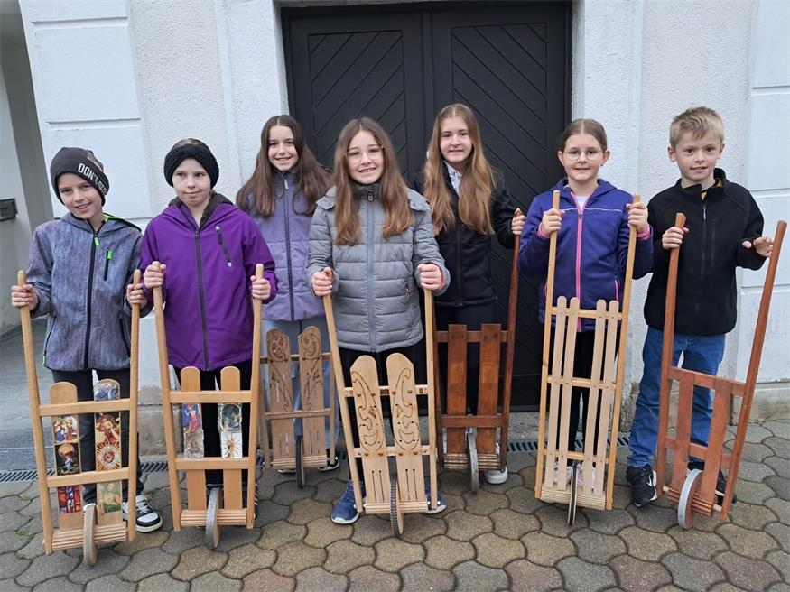 Am Karfreitag und Karsamstag werden die Messen von den Ratschenkindern angekündigt.