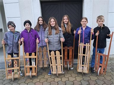 Am Karfreitag und Karsamstag werden die Messen von den Ratschenkindern angekündigt.