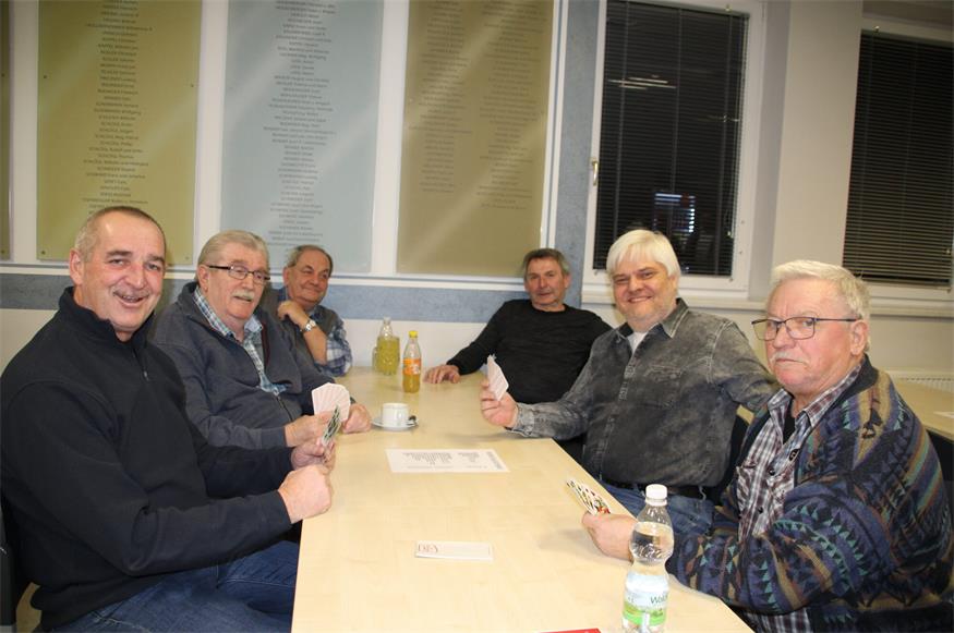Am Kartentisch. Günter Fleischhacker, Johann Multerer, Josef Voith, Paul Arth, USC-Obmann Markus Artner und Gottfried Pölschl.