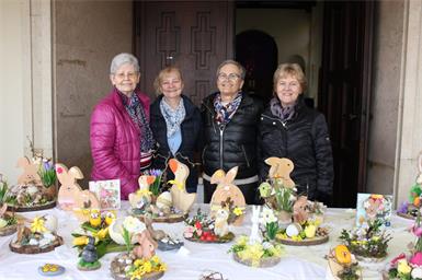 Am Ostermarkt in Stoob. Hilde Leitner, Manuela Gauster, Bergkirchen-Komitee-Obfrau Edith Rauch und Anna Herbst. 