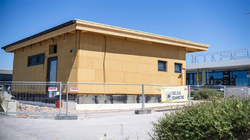 Am Parkplatz vor dem Einkaufszentrum Intro in Siegendorf eröffnet im September "Benji's 4 you".