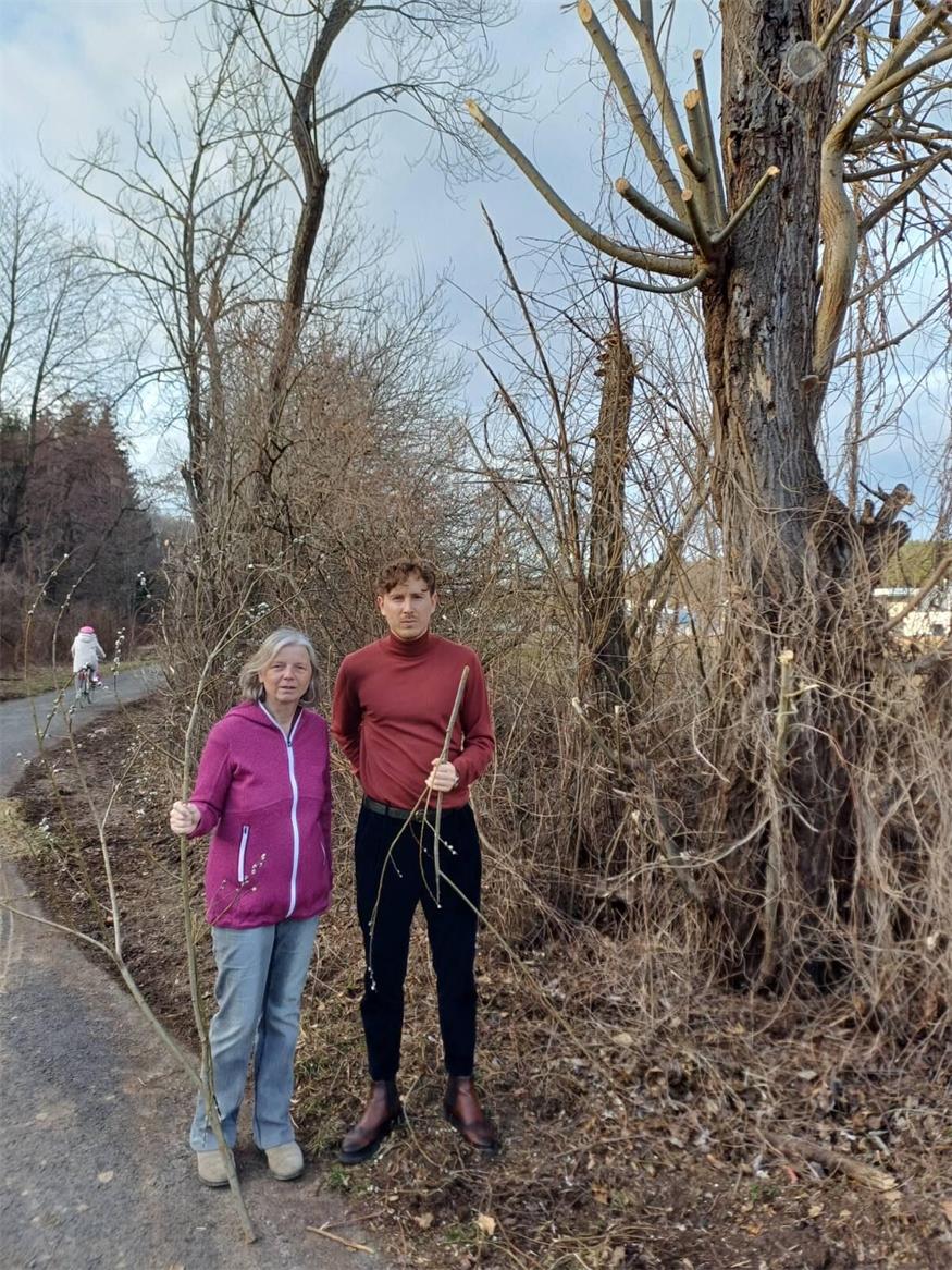Am Radweg in Stoob-Süd. Gabriele Hoheneder aus Stoob und Philip Juranich, Landessprecherin-Stellvertreter der Grünen Burgenland. 