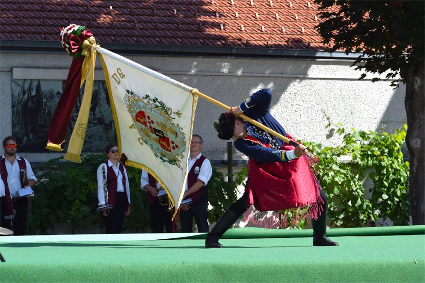 Am Sonntag findet in Neckenmarkt das tradtionelle Fahnenschwingen statt. 