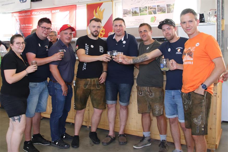 Am Sonntag prosteten Mitglieder der Forchtenauer Feuerwehr mit Besuchern von Gastwehren und dem Kommdanten der FF Neustift, Johannes Welles. 