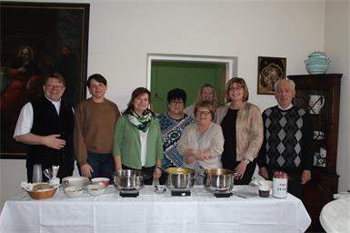 Am Suppenbuffet. Pfarrer Michael Brien, Birgit Schmall, Gabi Schermann, Eveline Schermann, Wilma Gilschwert, Theresia Spinas, Bernadette Wendl und Rudi Leitner.