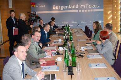 Am Verhandlungstisch. Im Kulturzentrum Eisenstadt wird an der Koalition gebastelt. Zum Auftakt war das grüne Team mit Parteichefin Haider-Wallner an der Spitze aufgrund des krankheistbedingten Ausfalls von Abgeordnetem Wolfgang Spitzmüller, der teilweise online dabei war, noch nicht vollzählig. Landeshauptmann Doskozil kam mit seinem Büro-Duo, juristischer Unterstützung, Klubchef Fürst und Landtagspräsident Hergovich. Die Regierungsmitglieder sind je nach Thema dabei. 