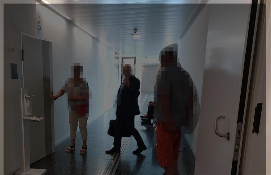Am Weg in den Gerichtssaal.