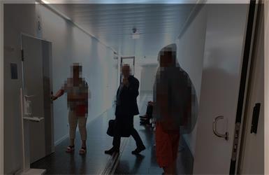 Am Weg in den Gerichtssaal.