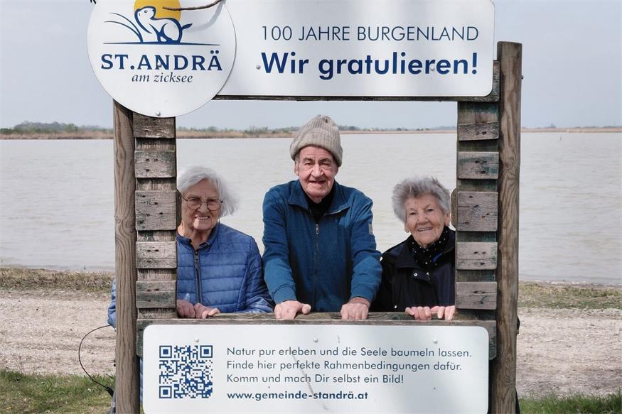 Am Zicksee sorgt die frische Frühlingsluft für strahlende Gesichter: Bewohnerin Gertrude Stampfl, Bewohner Horst Meisburger und Bewohnerin Johanna Foki 