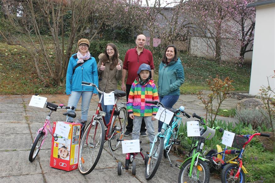 Am ersten Fahrradflohmarkt in Stoob. Jasmin Köppel, Arbeitskreisleiterin Kristina Keresztesi, Walter Popp, Felix Köppel und Michaela Rathmanner. 