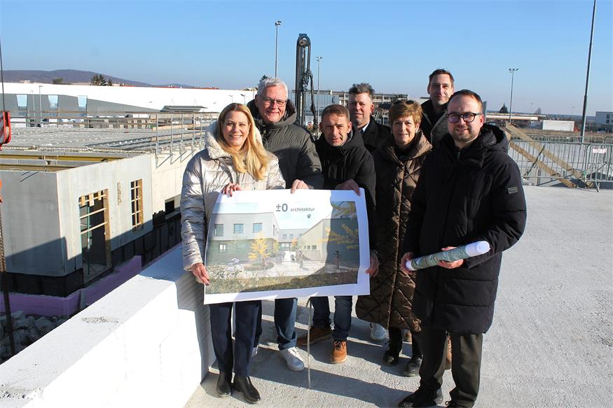 Am fertiggestellten Bildungscampus-Dach: Landesrätin Daniela Winkler, Bürgermeister Thomas Steiner, Baudirektor Werner Fleischhacker, Stadtbezirksvorsteherin Waldtraud Bachmaier und Vizebürgermeister Istvan Deli mit den Projektverantwortlichen Thomas Rosner und Christian Weiß von der Projektentwicklung Burgenland.
