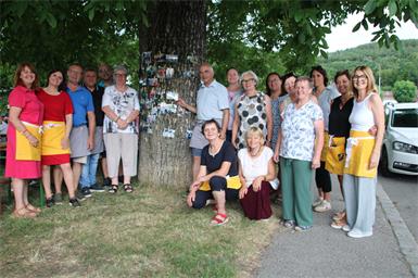 Am großen Nussbaum hatten Silvia Grabner und ihr Team Fotos aus dem Pfarrleben ausgehängt. Jeder, der Fotos von sich fand, konnte sich diese zur Erinnerung mit nach Hause nehmen.