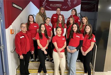 Amelie, Amina, Ayleen, Elena, Kristina, Lena, Natalie, Nikol, Sophie und Vanessa mit Rot Kreuz-Vizepräsidentin Angela Pekovics, Lesepaten-Koordinatorin Karola Hoffmann, Natalie Herold und Professorin Ramona Hedl.