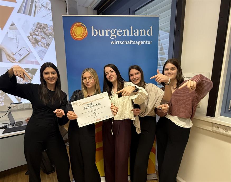 Amelie, Christina, Elisa, Lena und Leonie vom Team „Café Zeitschmaus“ konnten die Jury mit ihrem Projekt eines Generationen-Cafés überzeugen und belegten unter zehn Teams den ersten Platz.