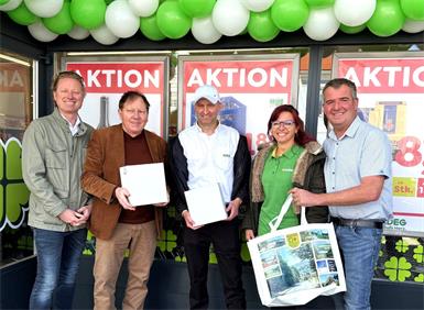 Amtsleiter Christoph Kroyer, Bürgermeister Matthias Weghofer, Geschäftsinhaber Hans Peter Wisgrill, Verkäuferin Jutta Kubin, und Vizebürgermeister Christoph Ramhofer. 